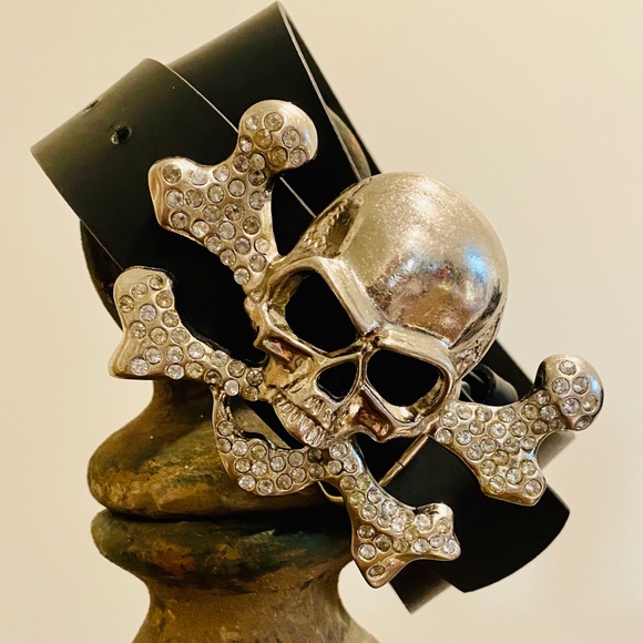 Skull and Crossbones Black Leather Belt - Picture 2 of 6